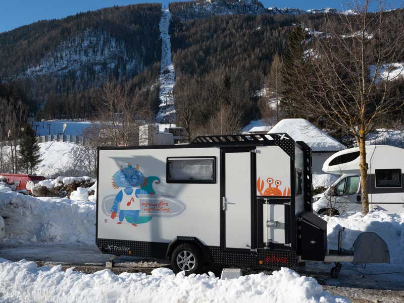 Wintercampen am Campingplatz in den Bergen