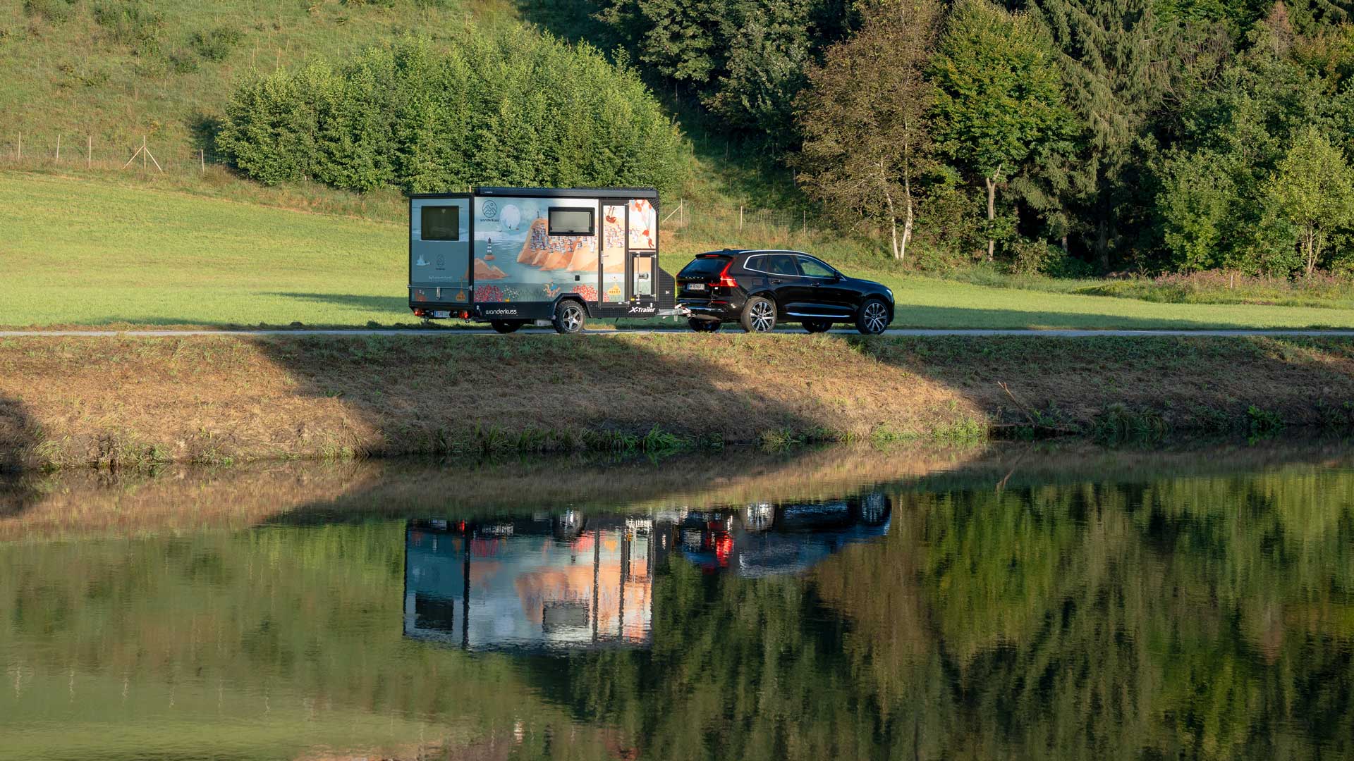Kanten bei CampingMöbel ölen im Vanlifetrailer