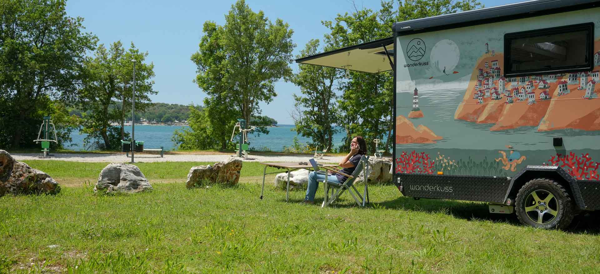 Wanderkuss uf der Messe. Besichtigungen Sportwohnwagen