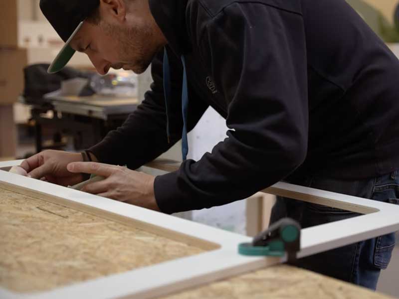 Vorteile von einem Wohnwagen im Winter. Innenraum mit offener Heckklappe und Aussicht auf Winterlandschaft