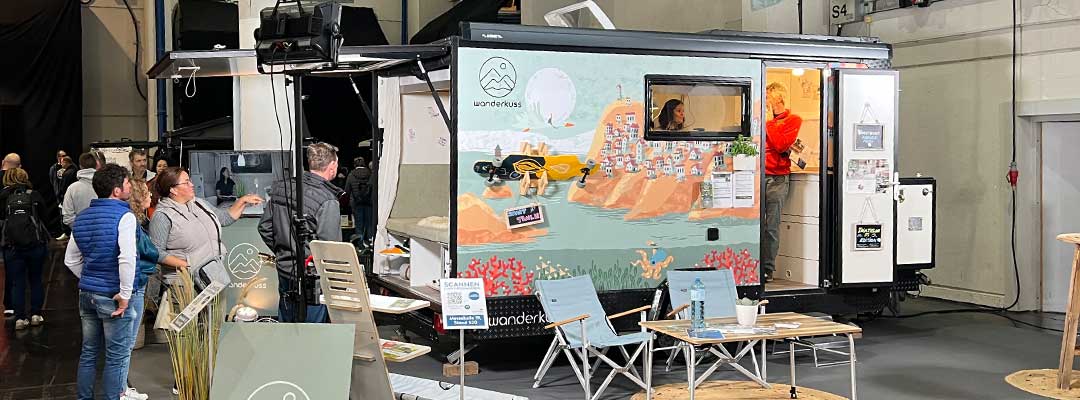 Wanderkuss uf der Messe. Besichtigungen Sportwohnwagen